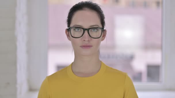 Porträtt av ung kvinnlig designer gör tummar ner — Stockvideo