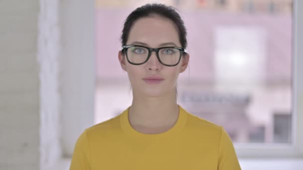 Retrato de una joven diseñadora profesional diciendo No a mano Gesto — Vídeo de stock
