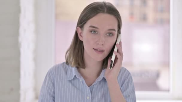 Retrato de la joven alegre hablando en Smartphone — Vídeos de Stock