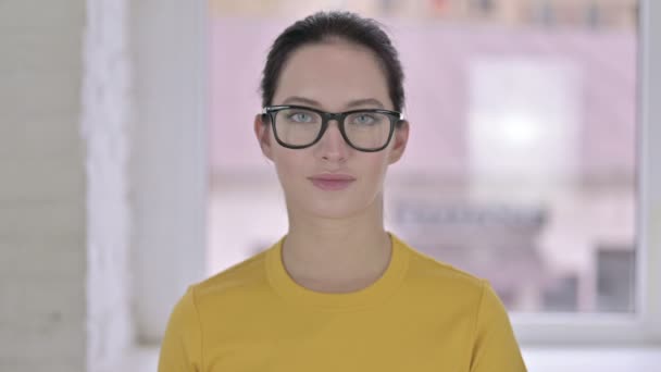 A fiatal női tervező portréja, aki igent mond rázófejjel — Stock videók