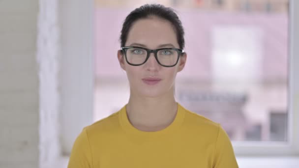 Porträtt av spännande ung kvinnlig designer firar med båda knytnäve — Stockvideo