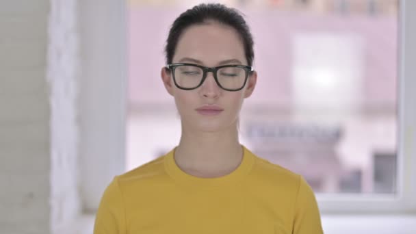 Porträtt av fokuserad ung kvinnlig designer gör Stop Sign med handen — Stockvideo