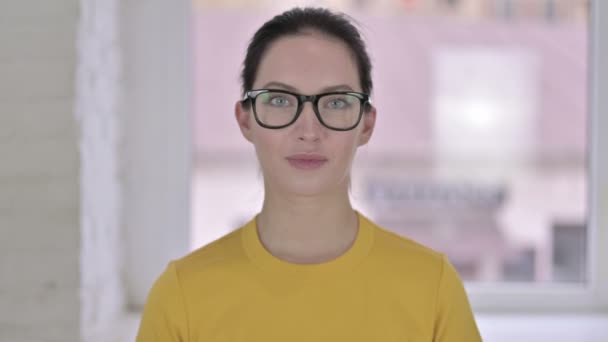 Porträt einer glücklichen jungen Designerin beim Klatschen — Stockvideo