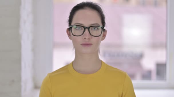 Porträt einer attraktiven jungen Designerin, die einen fliegenden Kuss gibt — Stockvideo