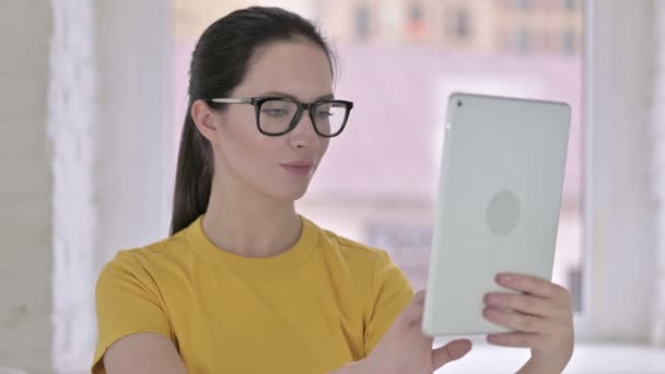 Retrato de atractiva joven diseñadora haciendo Video Chat en Tablet — Vídeos de Stock
