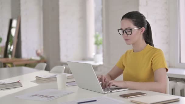 Hardwerkende jonge vrouwelijke ontwerper met mislukking op laptop — Stockvideo