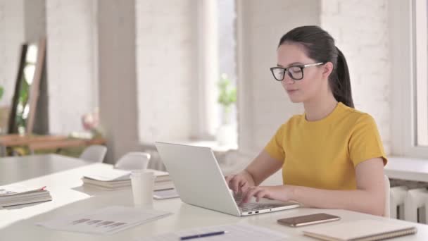 Une jeune designer ambitieuse célèbre son succès au bureau — Video