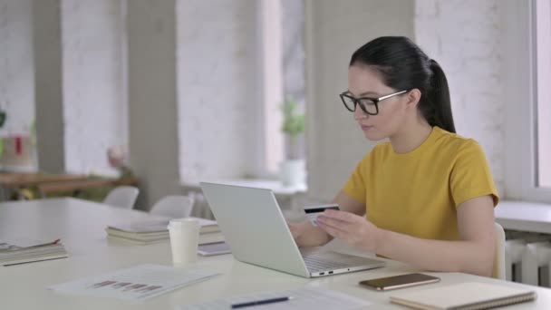 Амбициозная молодая женщина-дизайнер делает онлайн-оплаты на ноутбуке — стоковое видео