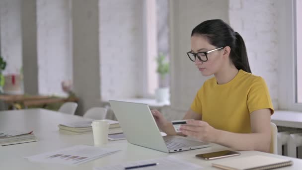 Young Female Designer reacting to Online Payment Failure on Laptop — Stock Video