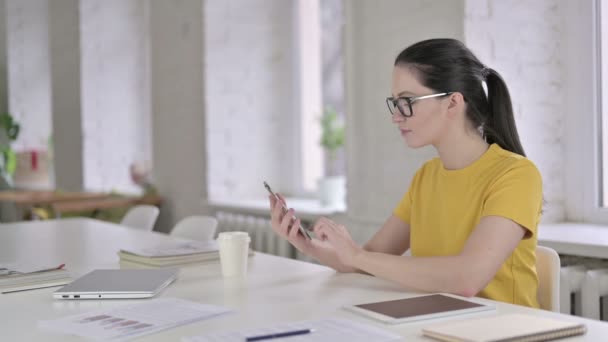 Feliz joven diseñadora hablando por teléfono inteligente — Vídeo de stock