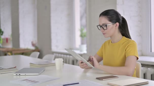 Fokussierte junge Designerin arbeitet an Tablet im modernen Büro — Stockvideo