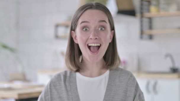Porträtt av glad ung kvinna firar framgång — Stockvideo