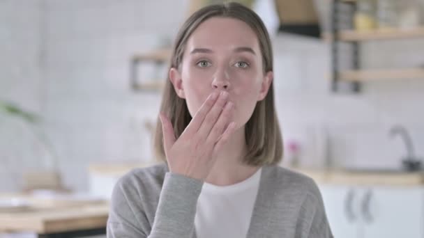Ritratto di giovane donna che dà un bacio volante — Video Stock