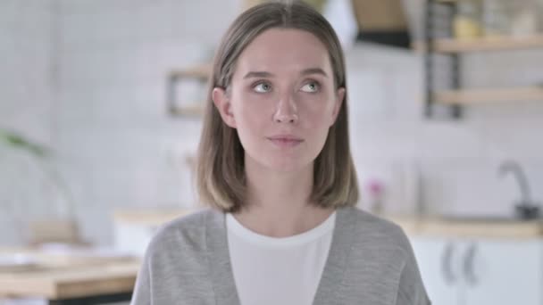Portret van jonge vrouw zetten vinger op lippen — Stockvideo
