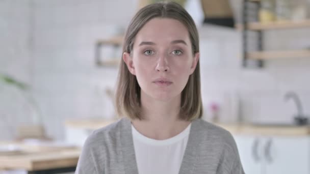 驚くべき衝撃を受けた若い女性の肖像 — ストック動画