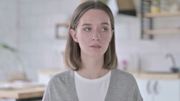 Porträtt av upprörd ung kvinna ser sig omkring — Stockvideo