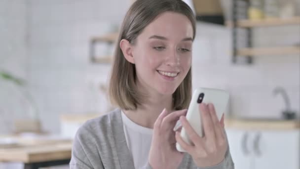 Retrato de mujer joven usando smartphone en la oficina — Vídeos de Stock