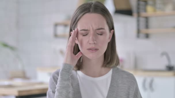 Portret van een vermoeide jonge vrouw met hoofdpijn — Stockvideo