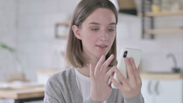 Portrét úspěšné mladé ženy slaví na Smartphone — Stock video