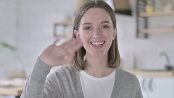Портрет веселої молодої жінки, що робить відео чат — стокове відео