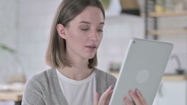 Porträt einer jungen Frau mit Tablet im modernen Büro — Stockvideo