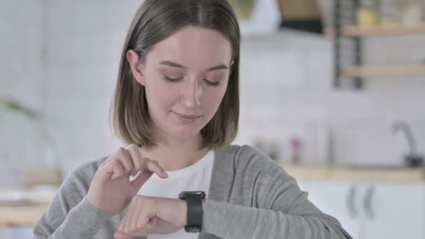 Retrato de mujer joven ambiciosa usando reloj inteligente — Vídeo de stock