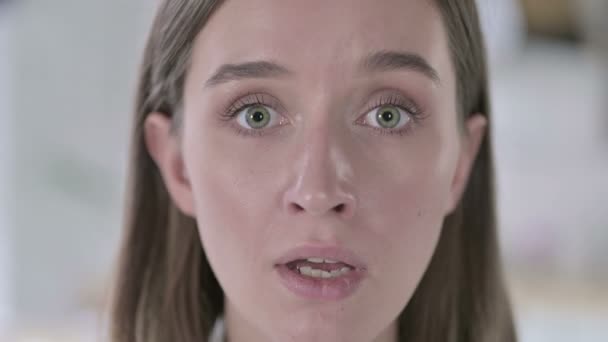 Närbild av ung kvinna blir chockad i kameran — Stockvideo