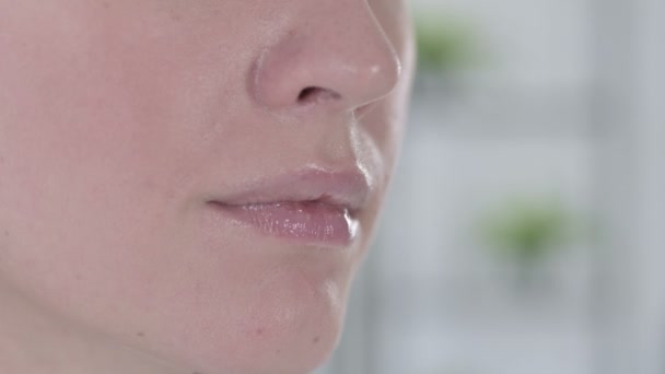Close-up van jonge vrouw glimlachen met gezonde tanden — Stockvideo