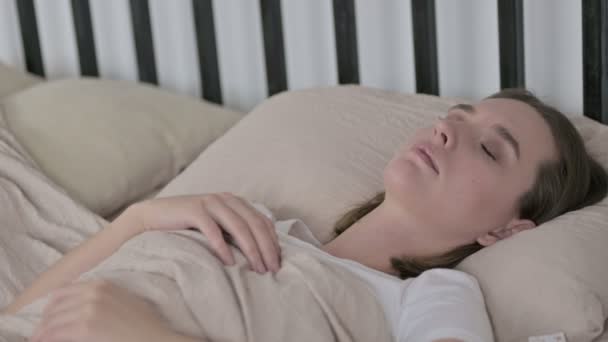 Mladá žena probudit v šoku z postele — Stock video