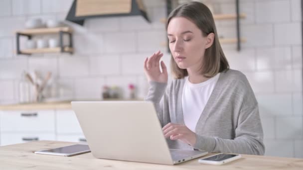 Молода жінка Мислення і робота на ноутбуці — стокове відео