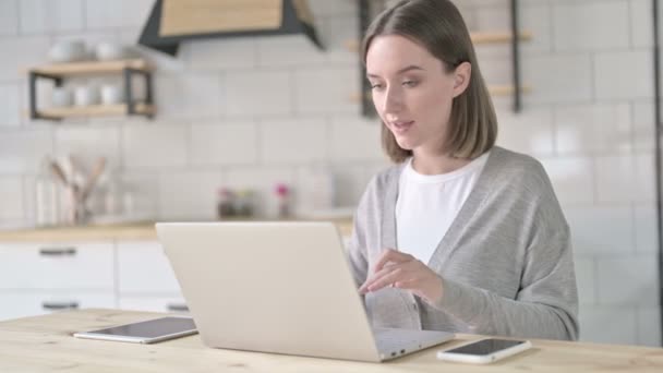 Erfolgreiche junge Frau feiert am Laptop — Stockvideo