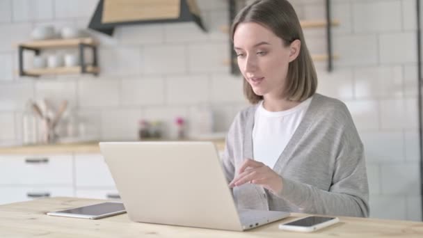 Úspěšná mladá žena slaví na notebooku — Stock video