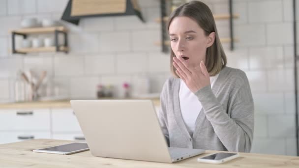Chockad ung kvinna blir upprörd på laptop — Stockvideo