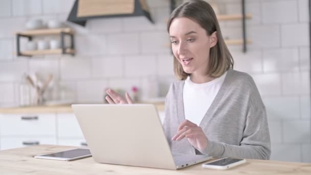 Jovem mulher fazendo vídeo chat no laptop — Vídeo de Stock