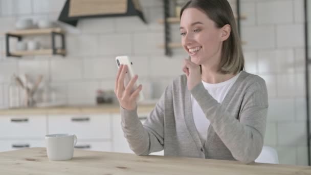 Erfolg junge Frau feiert auf dem Smartphone — Stockvideo