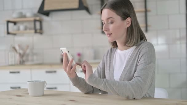 Ung kvinna som använder och bläddrar på smartphone — Stockvideo