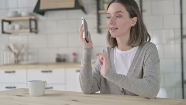 Fröhliche junge Frau im Smartphone-Gespräch — Stockvideo