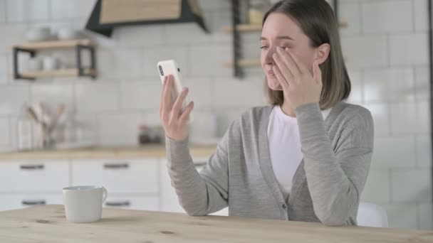 Verontrustende jonge vrouw krijgen shock op Smartphone — Stockvideo