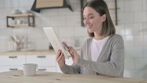 Kreatív fiatal nő használja Tablet otthon — Stock videók