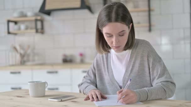 Ehrgeizige junge Frau arbeitet an Dokumenten auf dem Schreibtisch — Stockvideo