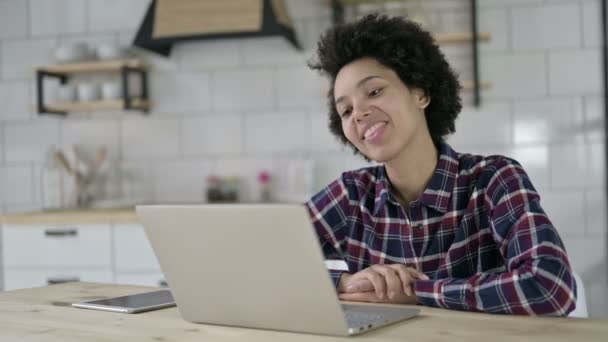 Mujer afroamericana haciendo chat de vídeo en el ordenador portátil — Vídeos de Stock