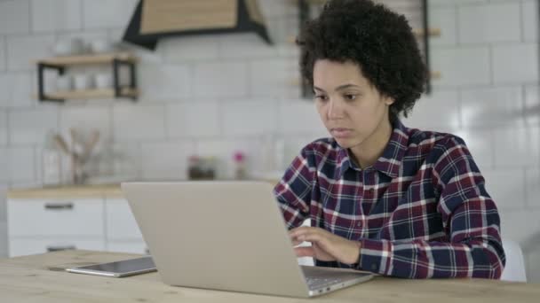 Afro-americano mulher obter chocado no laptop — Vídeo de Stock