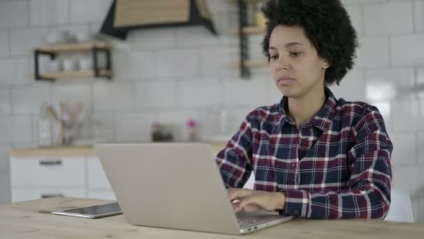 Afro-Amerikaanse vrouw verlaat het bureau — Stockvideo