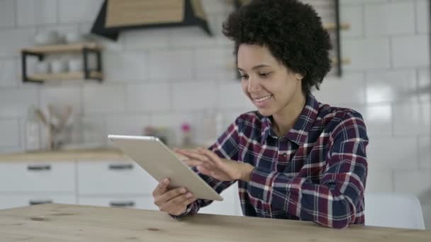 Glada afroamerikanska kvinna med hjälp av Tablet — Stockvideo