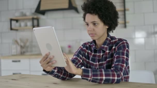 動揺アフリカ系アメリカ人女性はタブレットでショックを受ける — ストック動画