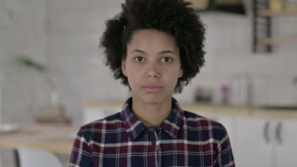 Портрет афроамериканской женщины, смотрящей в камеру — стоковое видео