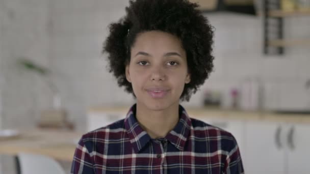Portret van Afro-Amerikaanse vrouw glimlachend op camera — Stockvideo