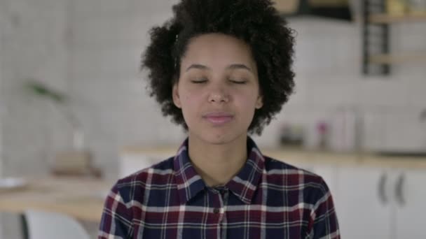 非洲裔美国妇女的肖像显示出良好的标志 — 图库视频影像