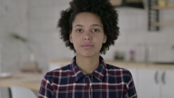 Retrato de mujer afroamericana señalando con el dedo a la cámara — Vídeos de Stock