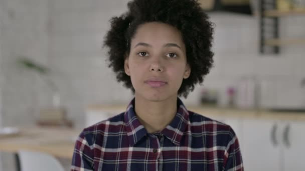 Ritratto di donna afroamericana che dice di sì con il segno della testa — Video Stock